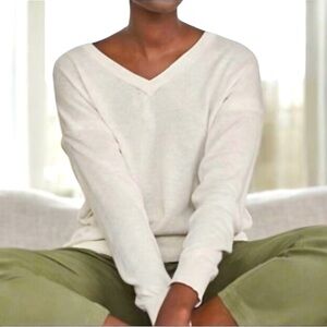 Elizabeth and James Oversized Lightweight V Neck Sweater - Women's Size Medium